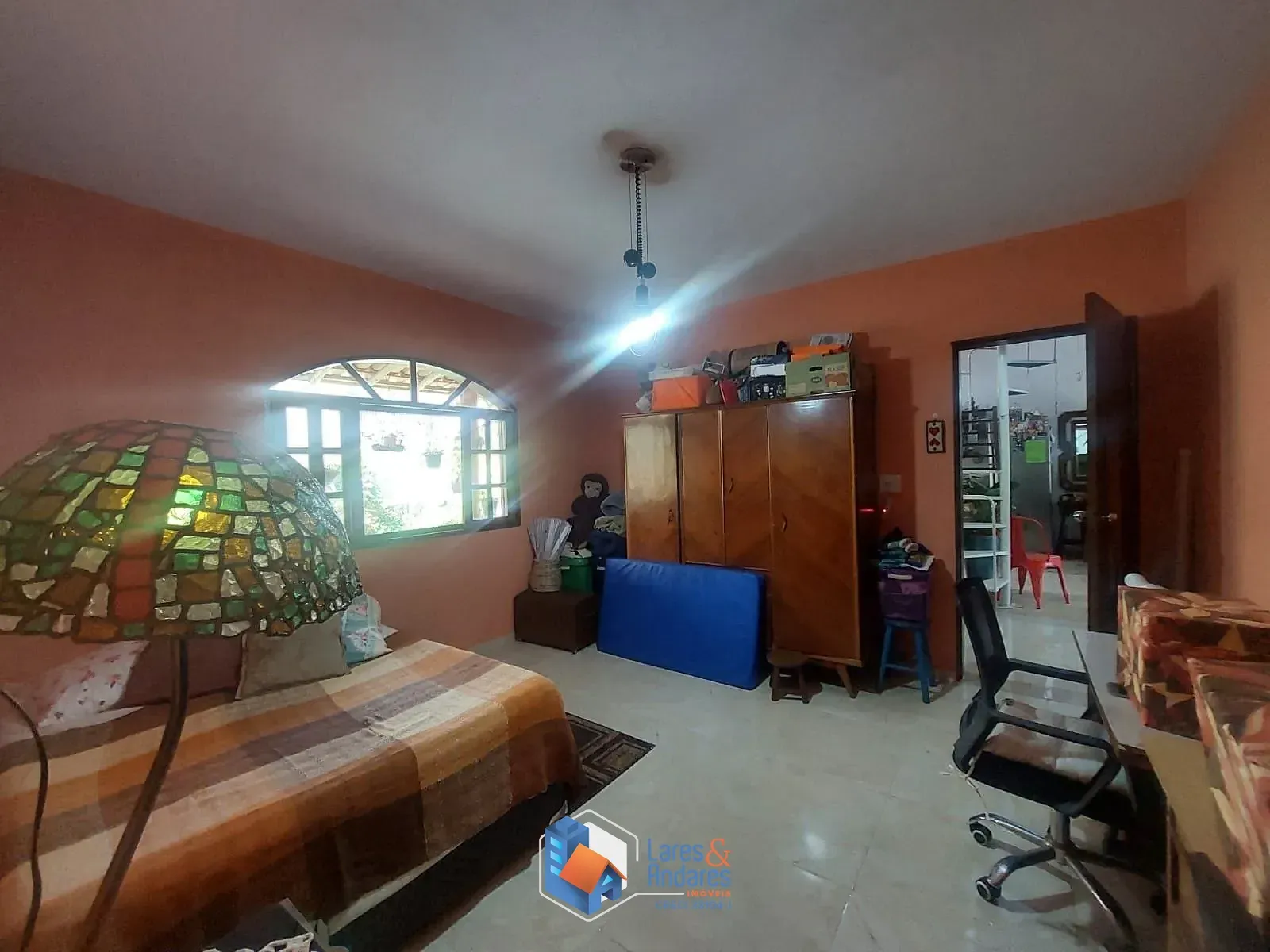 Imagem CASA RÚSTICA EM CONDOMÍNIO, 243 M² DE ÁREA ÚTIL, ÁREA TOTAL DE 1.801 M², 2 SUÍTES, 3 SALAS, 3 VAGAS E PORTARIA 24 HORAS - COTIA - SP