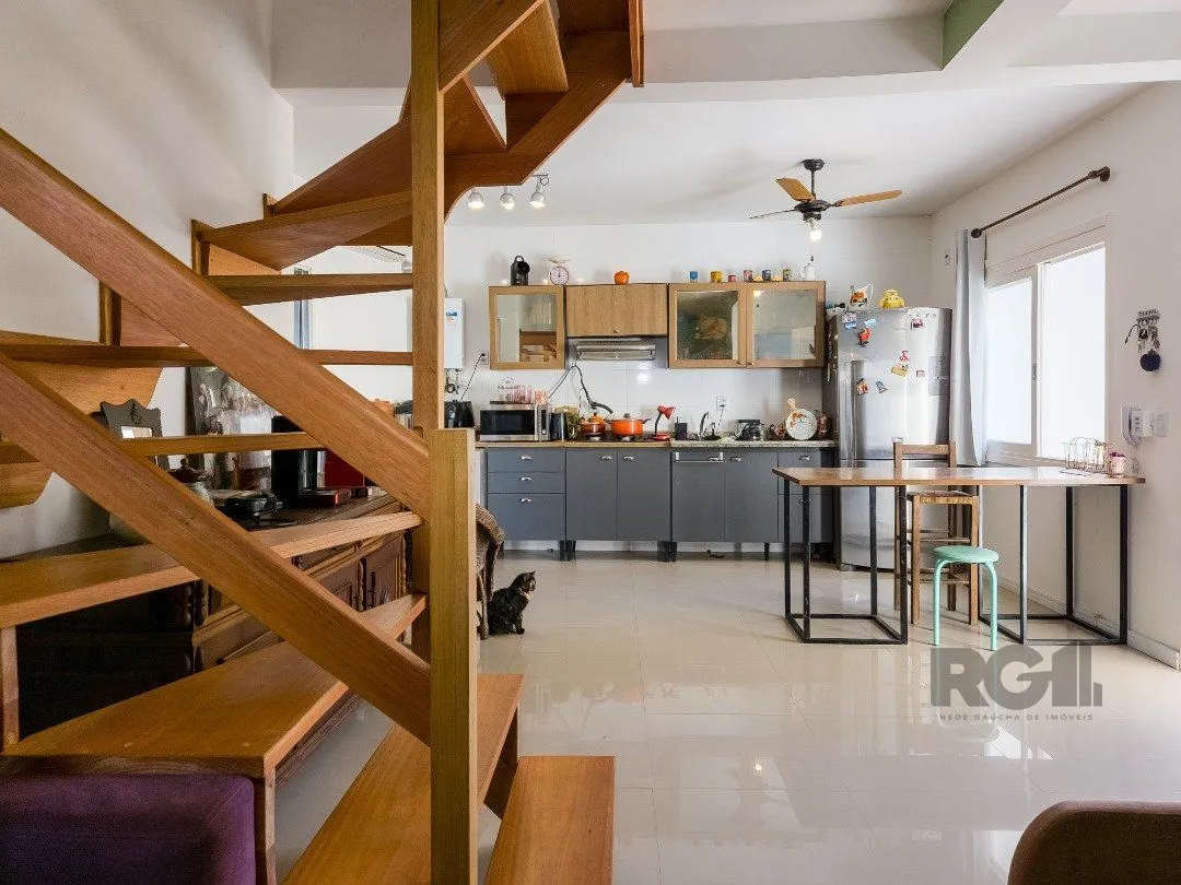 Imagem Living em dois ambientes com cozinha americana, lavabo, pátio, lavanderia. o3 dormitórios sendo 01 suíte, banheiro social e sótão. Duas vagas de garagem.