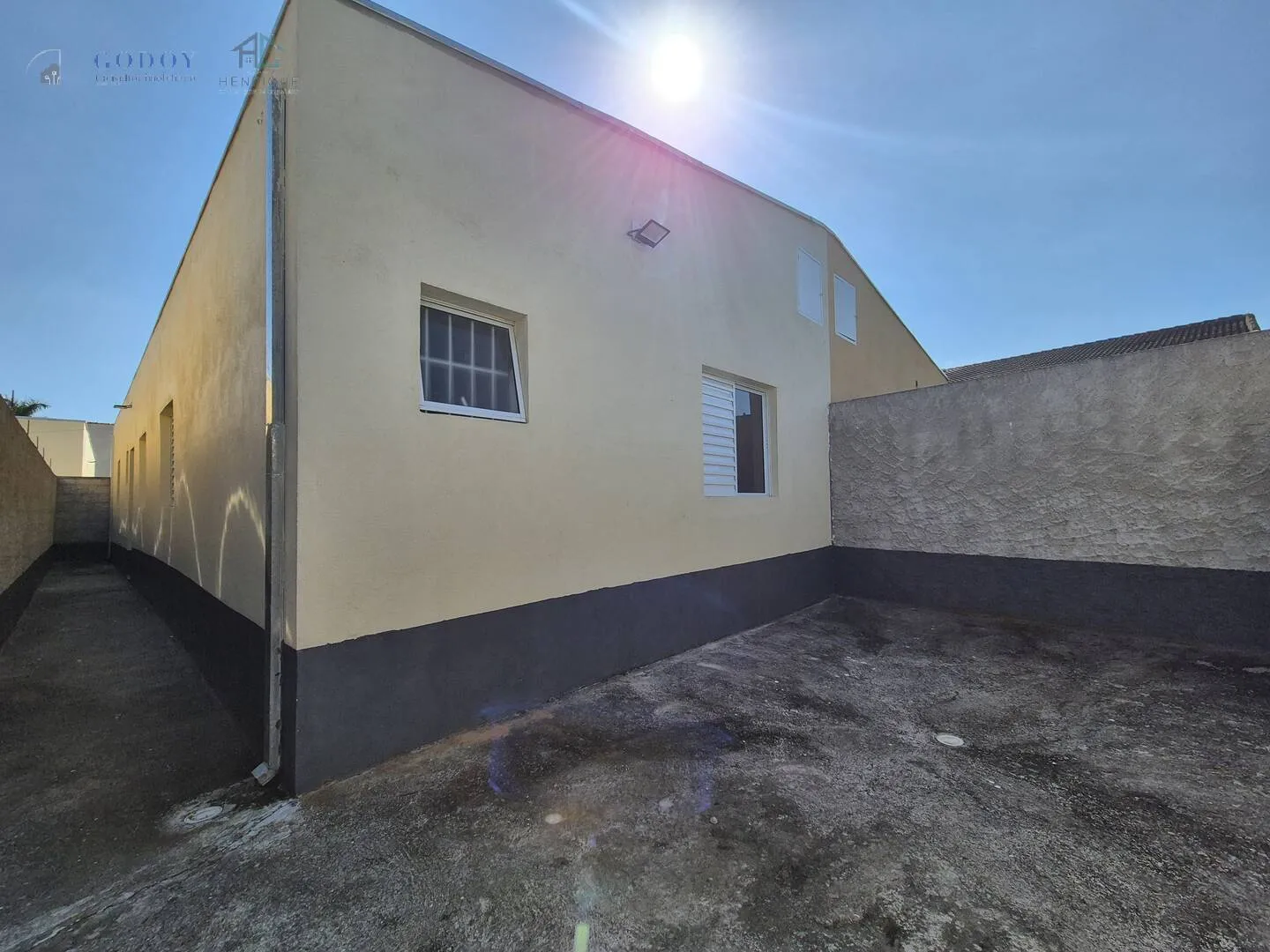 Imagem Casa em Condomínio Fechado com Suíte, Quintal e Garagem Coberta