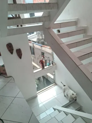Imagem Casa ampla, com acabamento de primeira sendo o primeiro andar com sala, cozinha, lavabo e sala de ja...