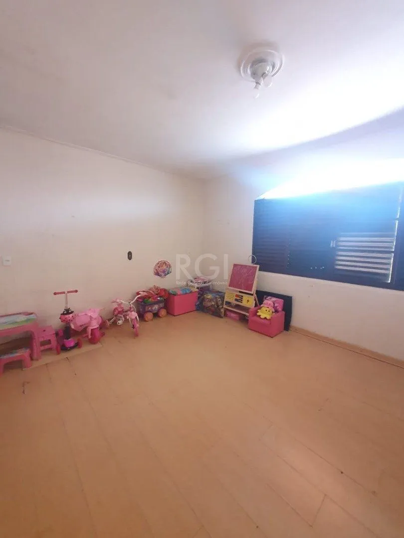 Imagem Casa para Venda - 226.9m², 5 dormitórios, sendo 2 suites, 5 vagas - Teresópolis