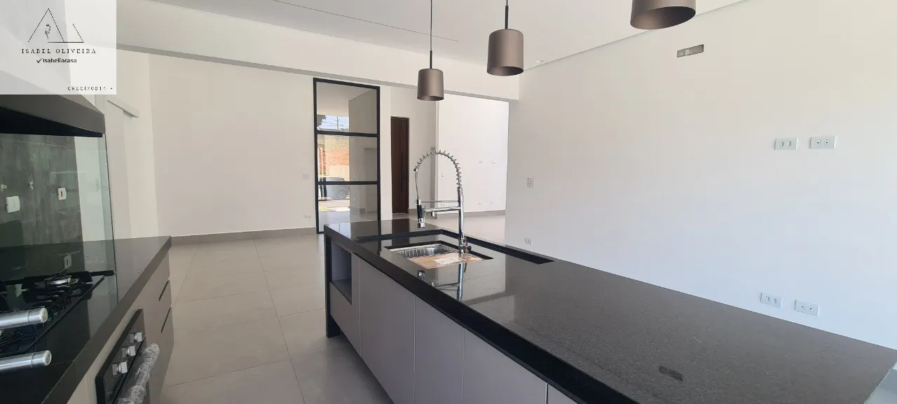Imagem Oportunidade única! Casa em condomínio à venda em Salto-SP, Portal dos Bandeirantes. 3 quartos, 3 suítes, 2 salas, 4 banheiros, 4 vagas, 228m².