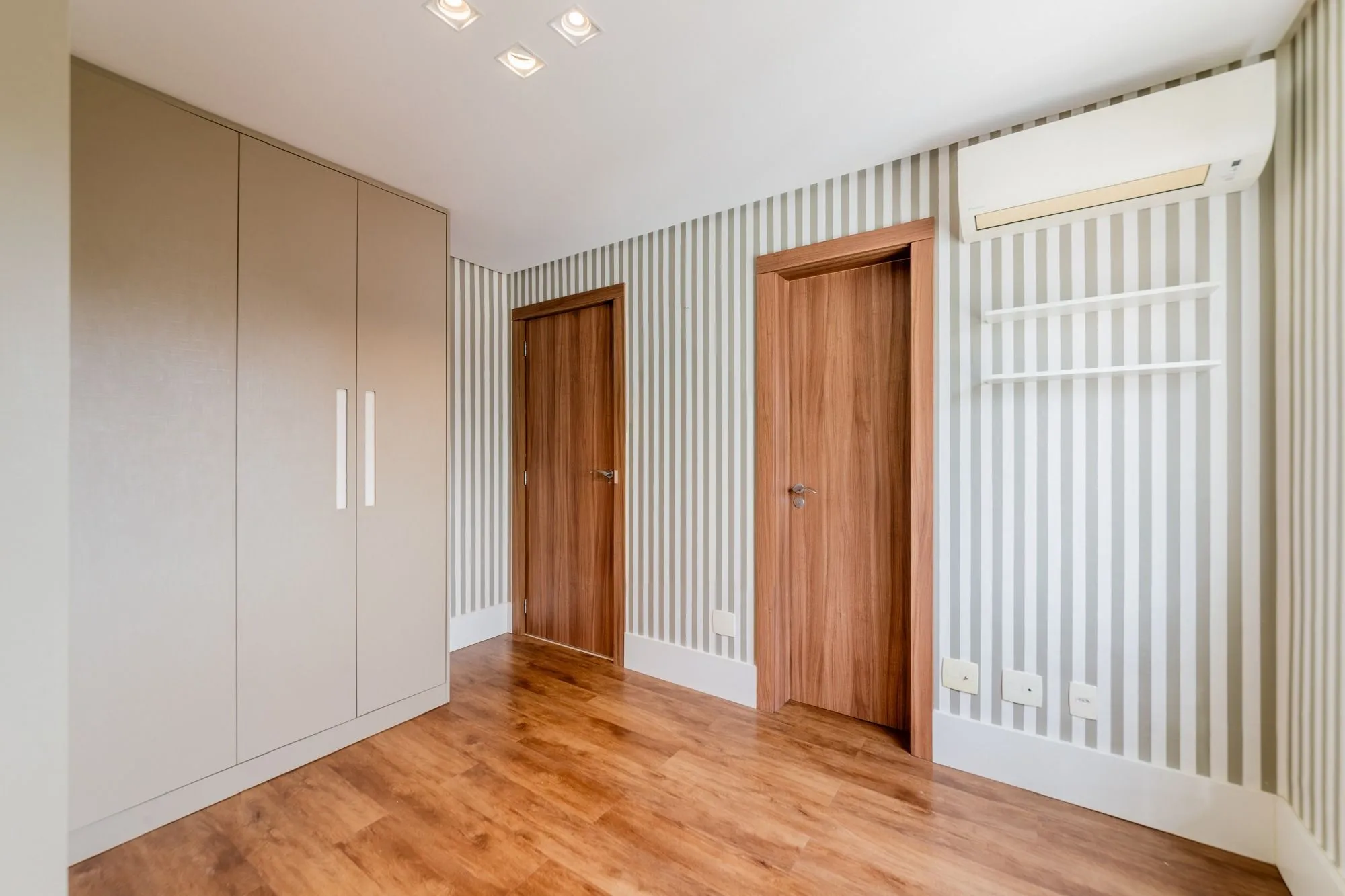 Imagem Apartamento semimobiliado, com 94m privativos, 2 suites e 3 vagas de garagem
