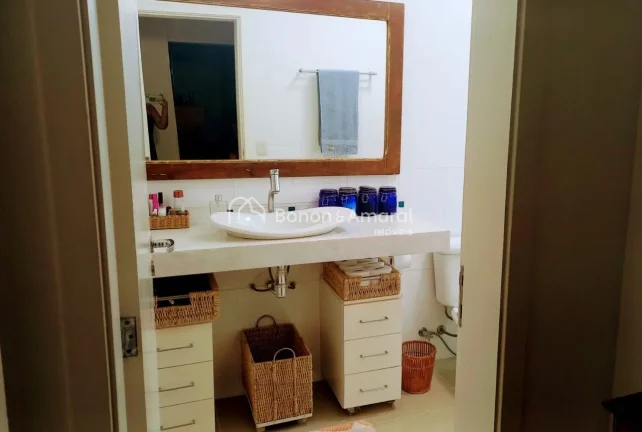 Imagem Esta casa em condomínio oferece uma área total de 480 metros quadrados, proporcionando um espaço ...