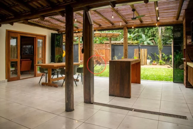 Imagem CASA NO SERTÃO DE CAMBURI, COM 3 DORMÍTORIOS, SENDO UMA SUÍTE, SALA AMPLA, AREA GOURMET, JARDIM EM TERRENO DE 405 MT