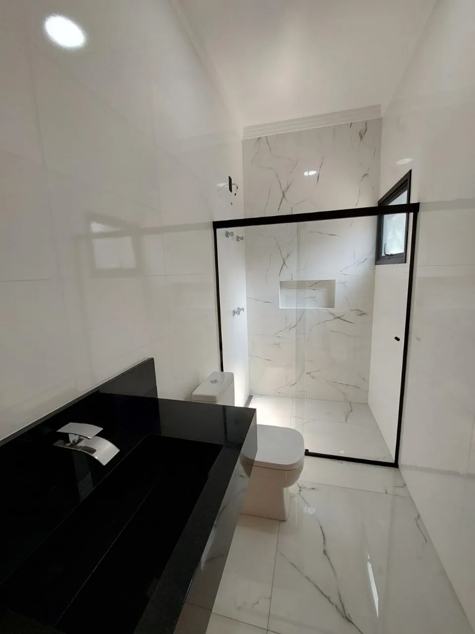 Imagem Impecável casa à venda em Sorocaba-SP, Wanel Ville: 3 quartos, 3 suítes, 145 m² de área, 4 banheiros e 2 vagas. Confira já!