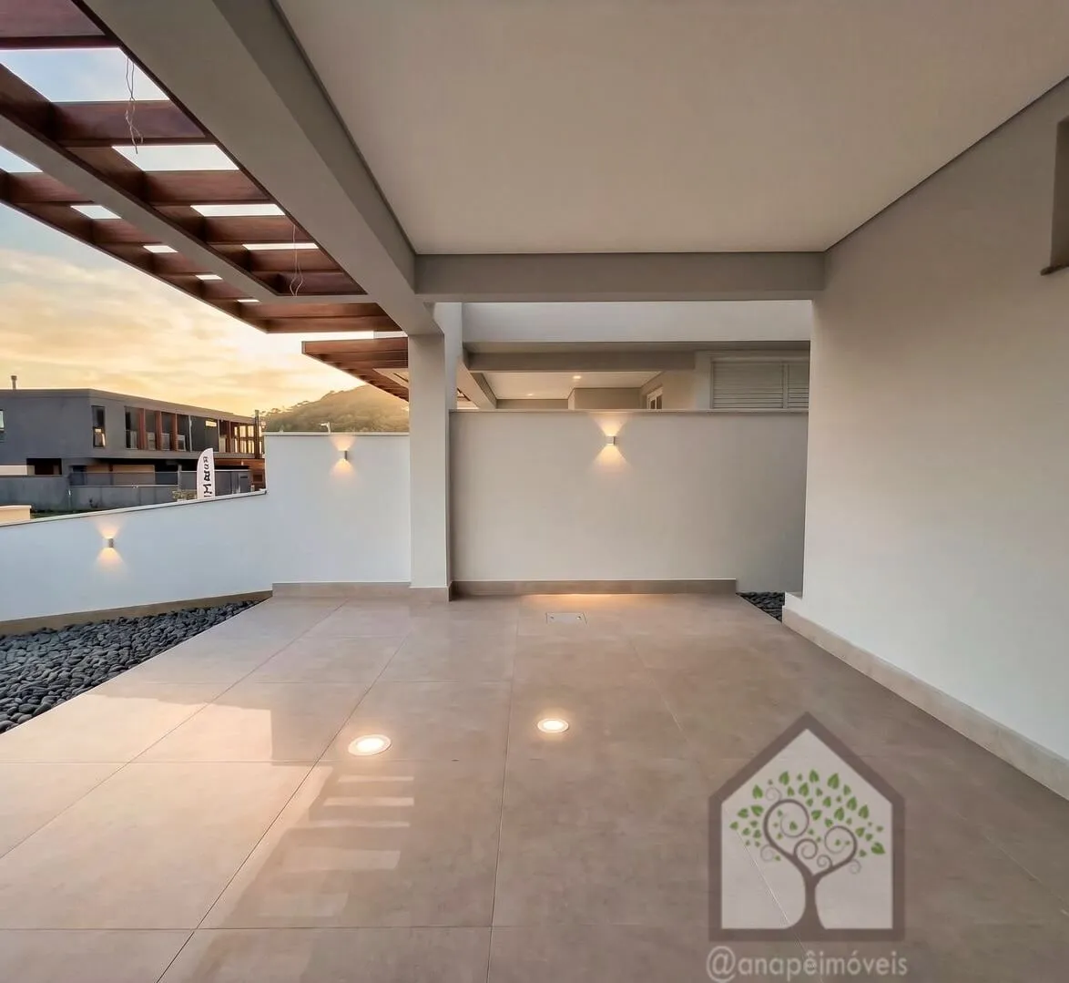 Imagem Casa de alto padrão - 3 suítes e 2 vagas - Rio Tavares - Florianópolis