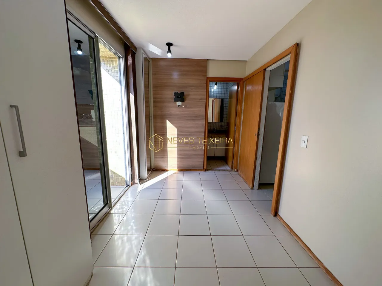 Imagem Excelente apartamento com armários em todos os cômodos, com área de lazer completa.