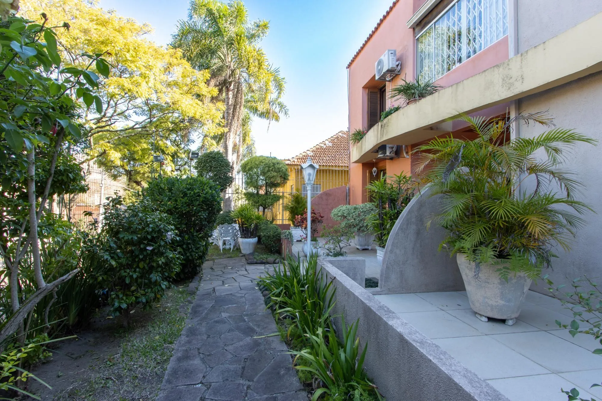 Imagem CASA EM CONDOMÍNIO NO BAIRRO IPANEMA - 4 DORMITÓRIOS (2 SUÍTES) - 2 VAGAS