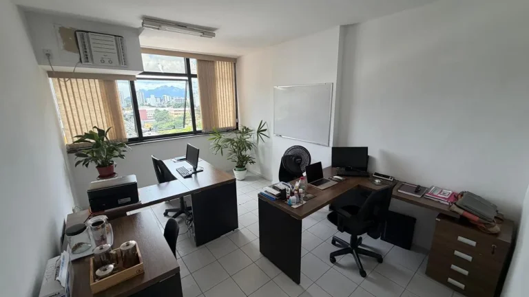 Imagem OBS ESTA SALA SERÁ VENDIDA PORTEIRA FECHADA COM AS SEGUINTE MOBÍLIAS: 1 AR CONDICIONADO, 1 MESA REDONDA COM 4 CADEIRAS, 2 MESAS EM L COM 1 CADEIRA CADA, 1 MESA DE CAFÉ, 1 ARMÁRIO PARA DOCUMENTOS E 1 ARMÉRIO DE COZINHA.