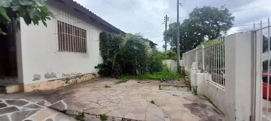 Imagem Casa térrea com 2 dormitórios, amplo pátio e 3 vagas.