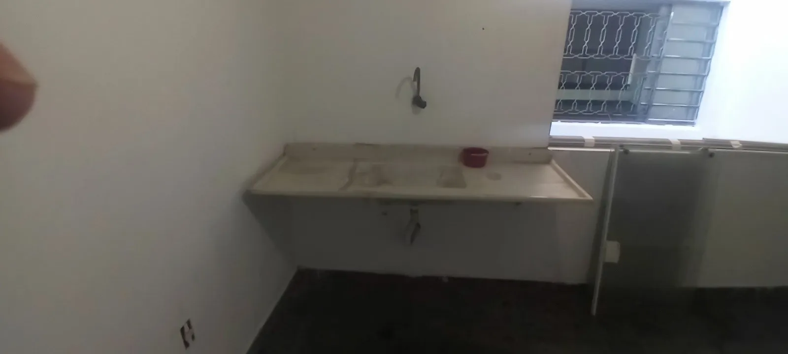 Imagem Salão Comercial de 150 m² | Mezanino | 2 banheiros | 2 cômodos com pia | 1 cômodo nos fundos | Avenida São Paulo, Zona Leste de Sorocaba/SP