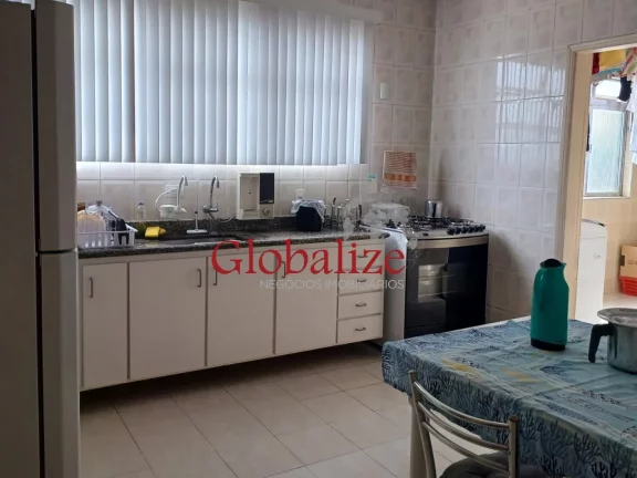 Imagem Apartamento à venda com 278m², 4 quartos, 2 suítes, vaga demarcada, perto da praia por R$ 1.450.000,00 no Embaré em Santos