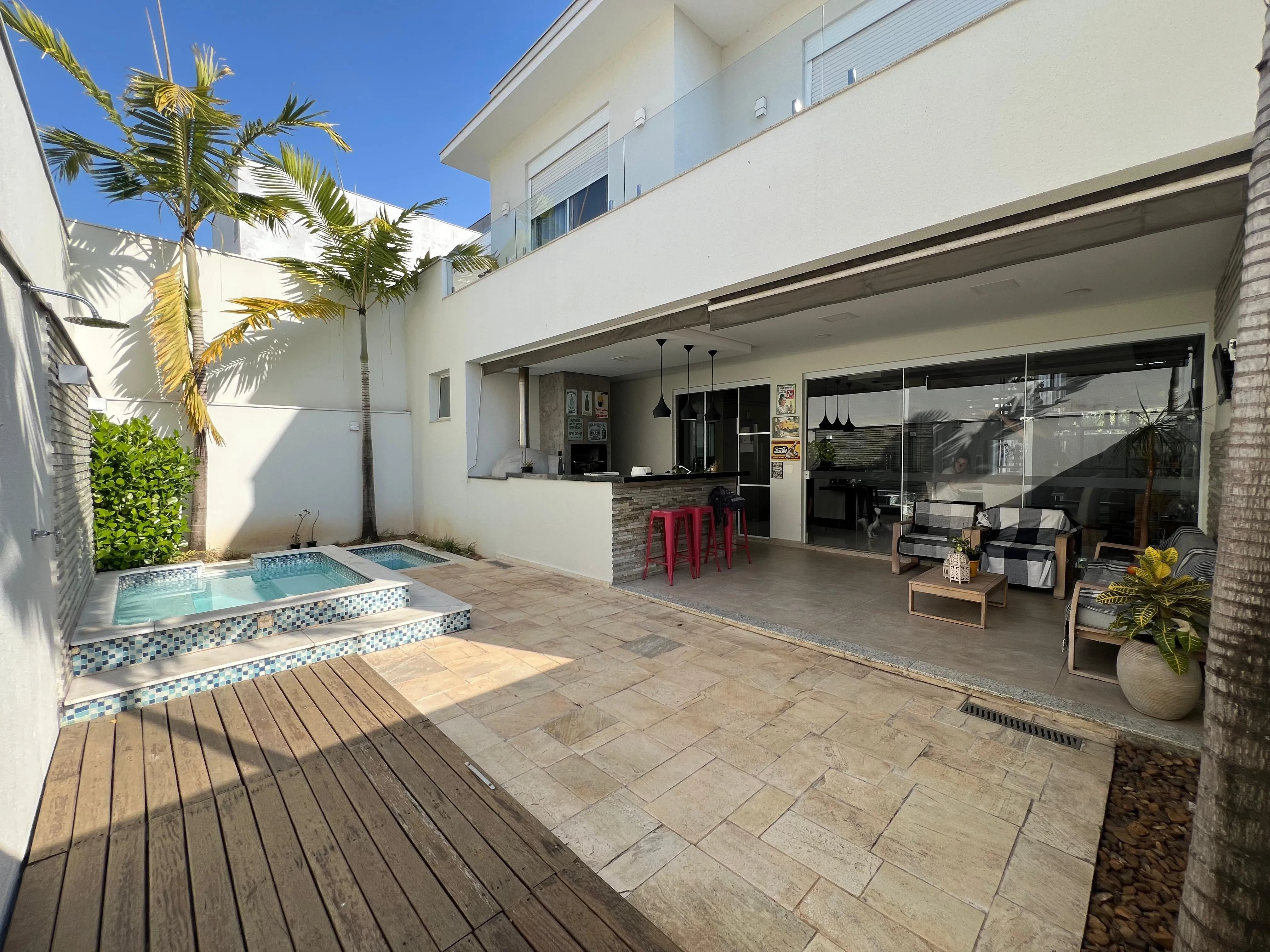 Imagem Luxuosa Casa com 3 Suítes, Piscina e Placas Fotovoltaicas no Condomínio Completo Ibiti Reserva