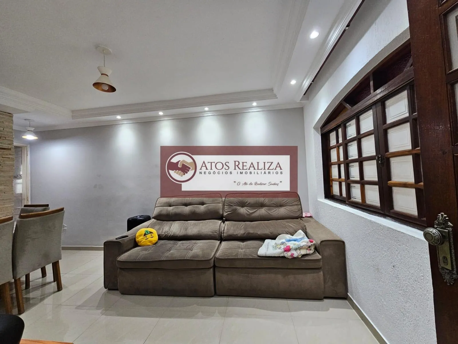 Imagem Casa à venda em condomínio fechado na região de Campo Grande, São Paulo | 2 dorms, 2 vagas paralelas, corredor lateral.