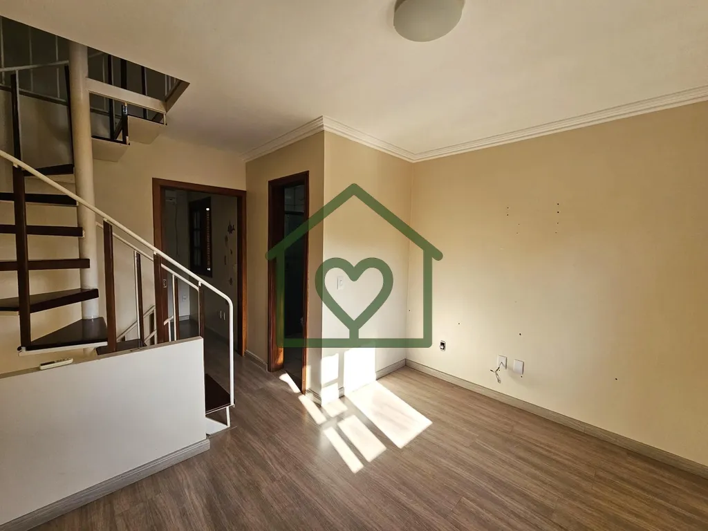 Imagem Casa em condomínio reformada e semimobiliada, com vaga para até 04 carros.

Térreo com living de ...