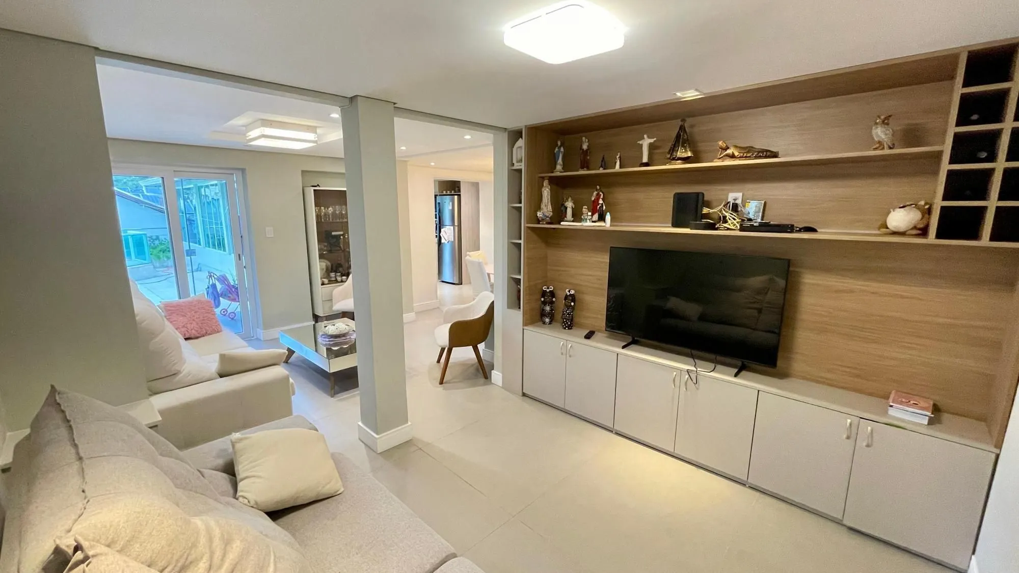 Imagem Casa térrea 100% mobiliada com 3 dormitórios, suíte, piscina e 3 vagas.