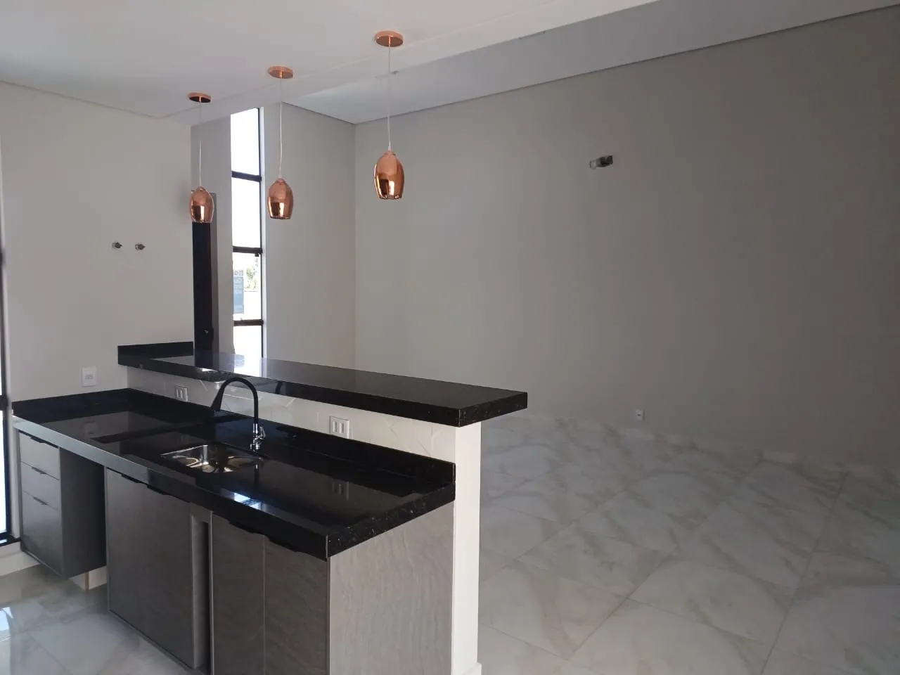 Imagem Casa de Luxo em Condomínio na Aparecidinha, Sorocaba-SP: 3 Quartos, 3 Suítes, 4 Vagas - 181m² - Venda ou Locação
