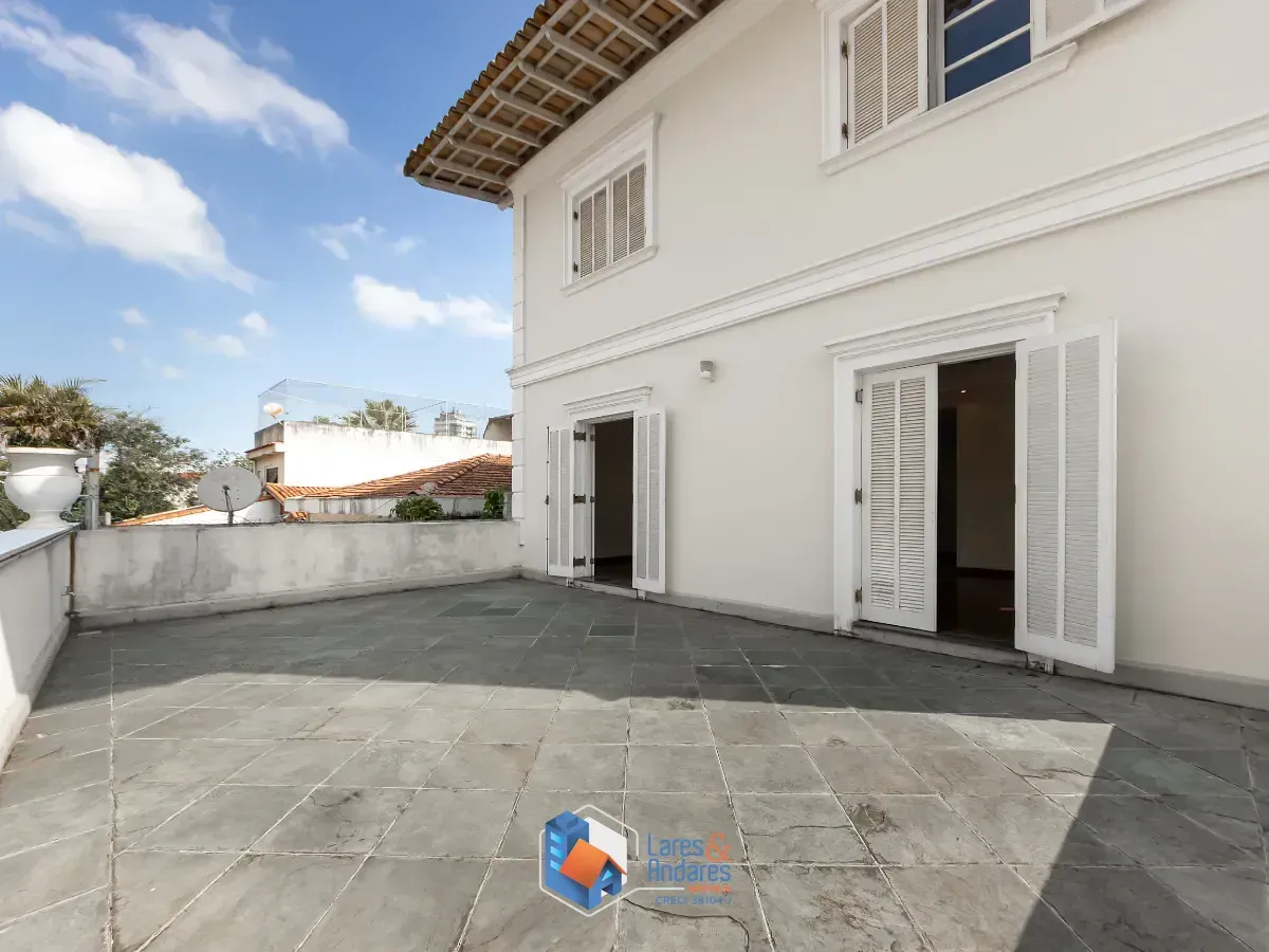 Imagem Sobrado para venda em Vila Marari com 4 quartos, sendo 2 suítes, 382m²