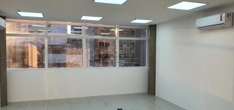 Imagem Sala com 43 metros quadrados com 2 pontos para ar-condicionado, 1 banheiro, janelas amplas, piso de ...