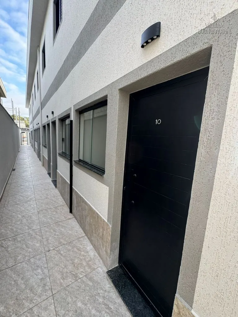 Imagem Casa Nova em Condomínio - 2 Suítes, 600m da Praia do Caiçara,
