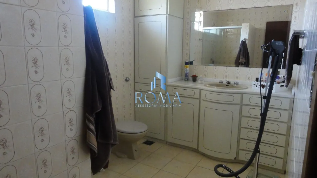 Imagem Casa à Venda no Centro de Santa Maria com 5 Dormitórios, Piscina e Salão de Fest