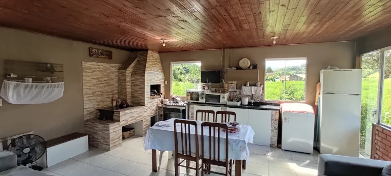 Imagem Sítio a venda, Com casa e lagoa de peixes, e riacho atravessado o terreno a 300 metros da SC 108. Boa área de 4.000m² de plantio com terra boa,