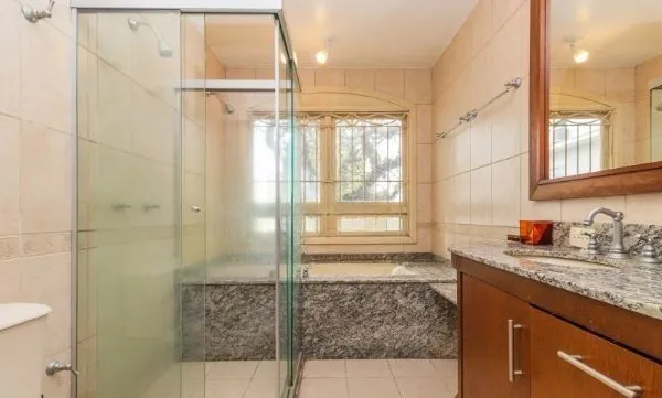Imagem CASA DESOCUPADA E SEMI MOBILIADA, COM SUÍTE MASTER, SACADA, VISTA PANORÂMICA, EM AMPLO TERRENO NO SANTA TEREZA