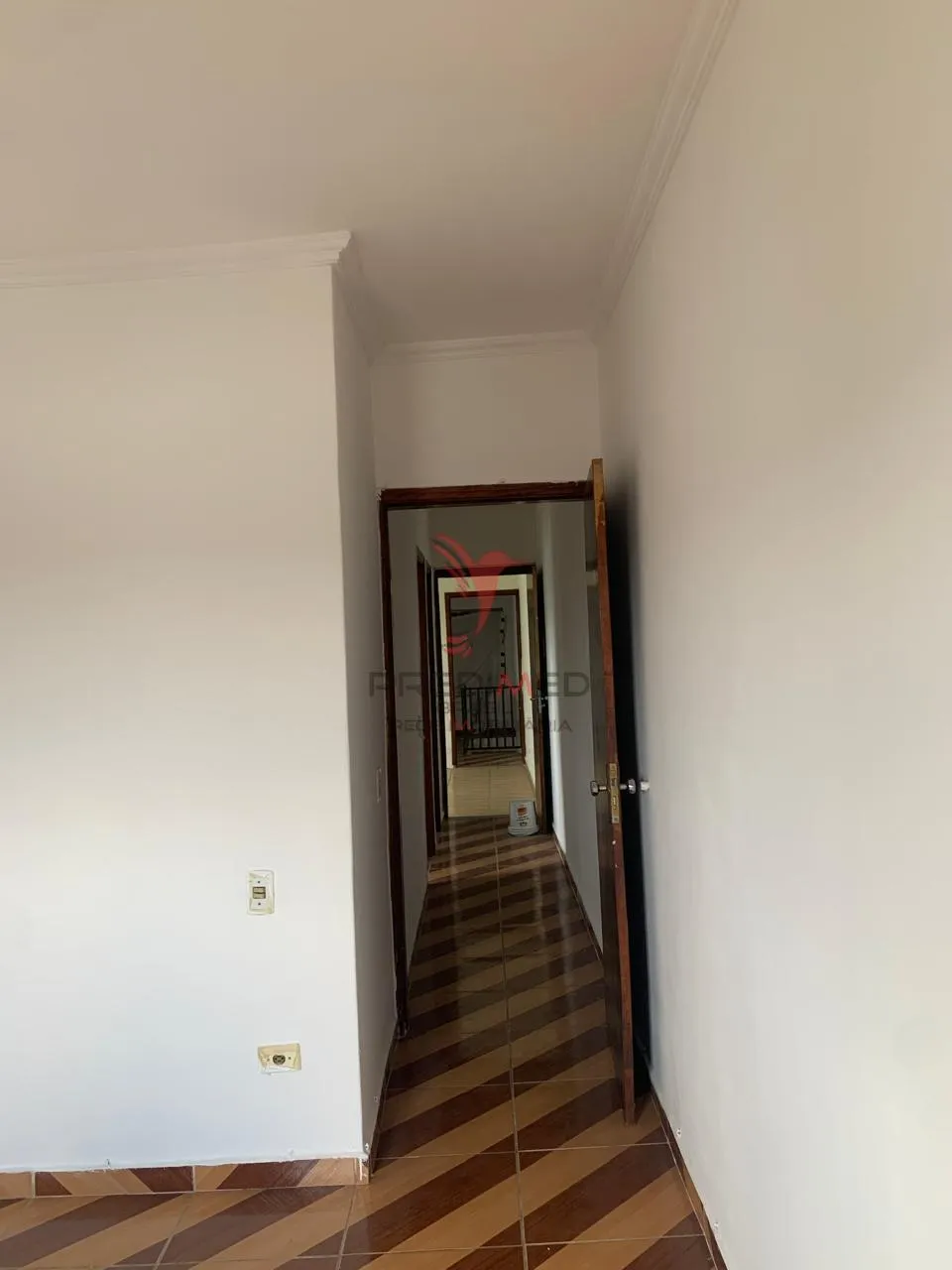 Imagem Vendemos casa de 5 Quartos , 2 Vagas de Garagem,, Quintal,próximo ao metrô em interlagos