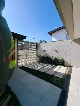 Imagem Sobrado Geminado para Venda em Balneário Camboriú, CENTRO, 3 dormitórios, 3 suítes, 4 banheiros, 2 vagas