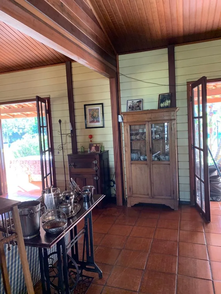 Imagem Venha se encantar com esta belíssima Casa de Campo localizada em um Condomínio Fechado!