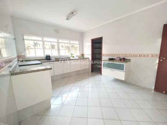 Imagem Localizada no coração do condomínio, em uma rua tranquila, esta casa térrea oferece conforto e p...