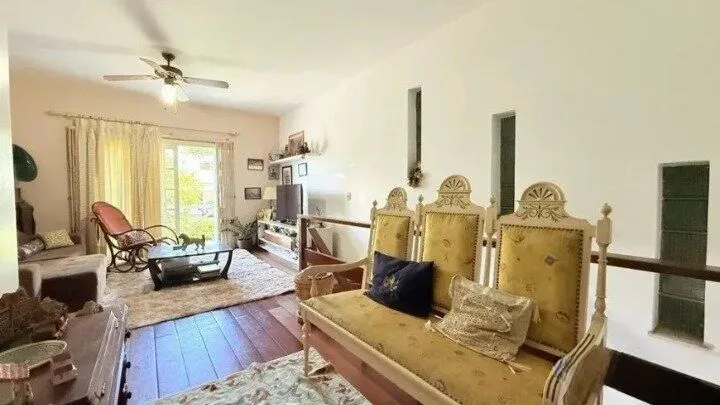 Imagem Casa de 4 dormitórios, uma suíte, pátio com piscina nos fundos e espaço para até 3 carros no Chácara das Pedras