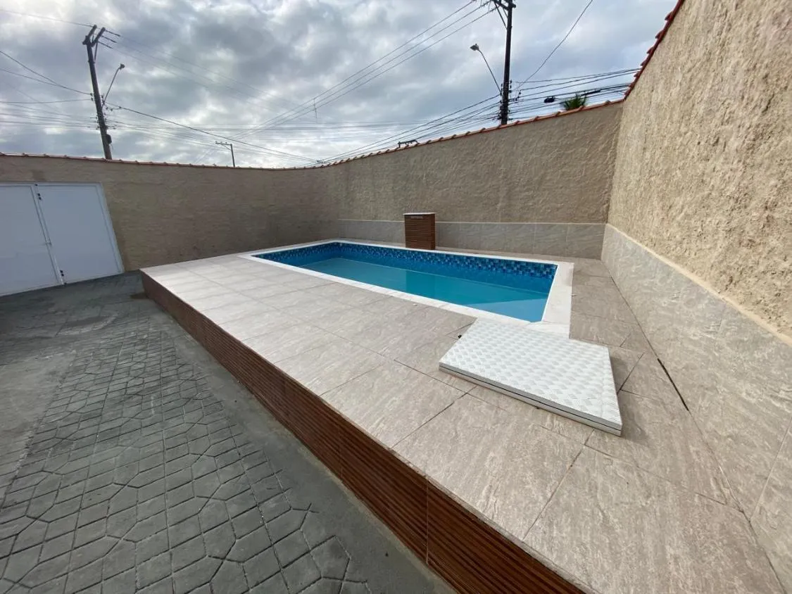Imagem CASA COM PISCINA, CHURRASQUEIRA E ACEITA FINANCIAMENTO BANCÁRIO NO JARDIM SUARÃO EM ITANHAÉM