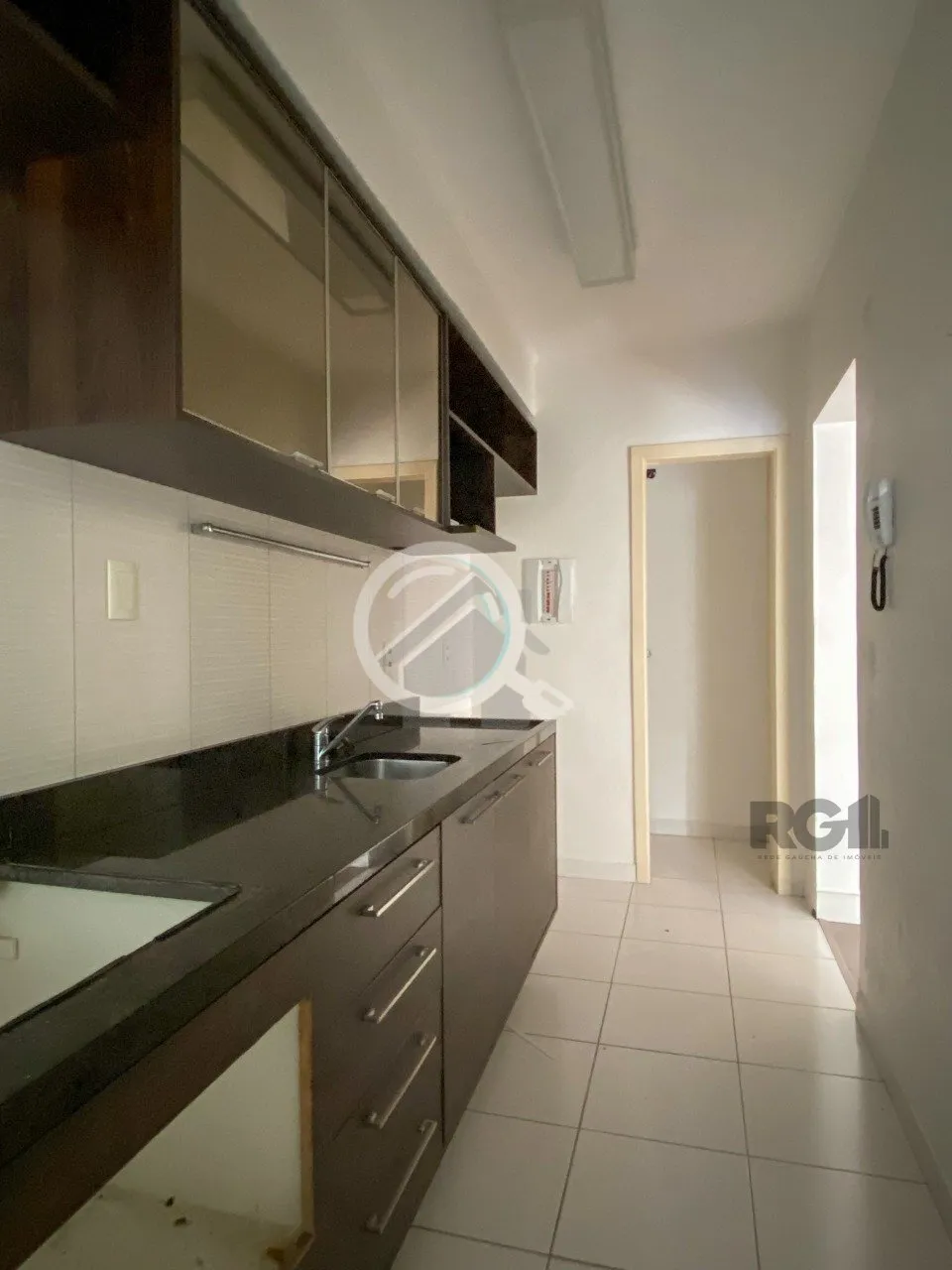 Imagem Apartamento de 75m², 2 dormitórios, living amplo em L com sacada integrada, churrasqueira na sacad...