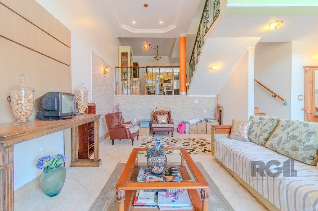 Imagem Linda casa de 04 dormitórios com vista livre no Bairro Teresópolis