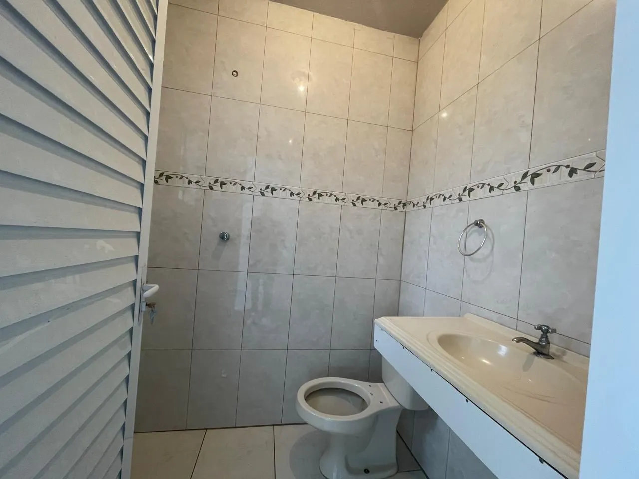 Imagem Terreno amplo com 690m², com duas casas construídas para moradia ou investyirdores!!