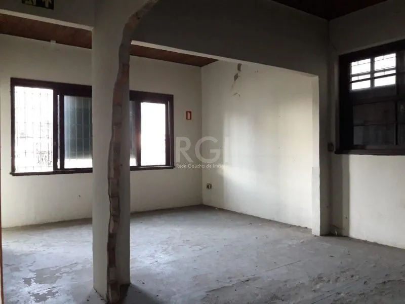 Imagem na Assis Brasil, Casa para Venda - 220m², 3 dormitórios, 2 vagas - Passo da Areia