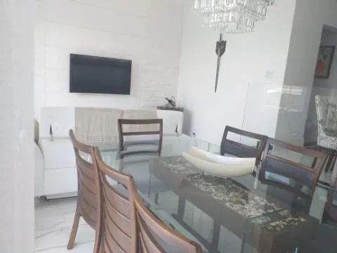 Imagem VENDA DE CASA NO CONDOMÍNIO ARUJÁ COUNTRY CLUB, EM ARUJÁ/SP, 380m² com 3 suítes, área gourmet com churrasqueira, cinema e 4 vagas. CONSULTE-NOS.