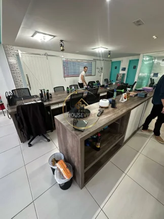 Ponto Comercial com 3 Andares, Frente para a Dutra, Próximo ao Centervale