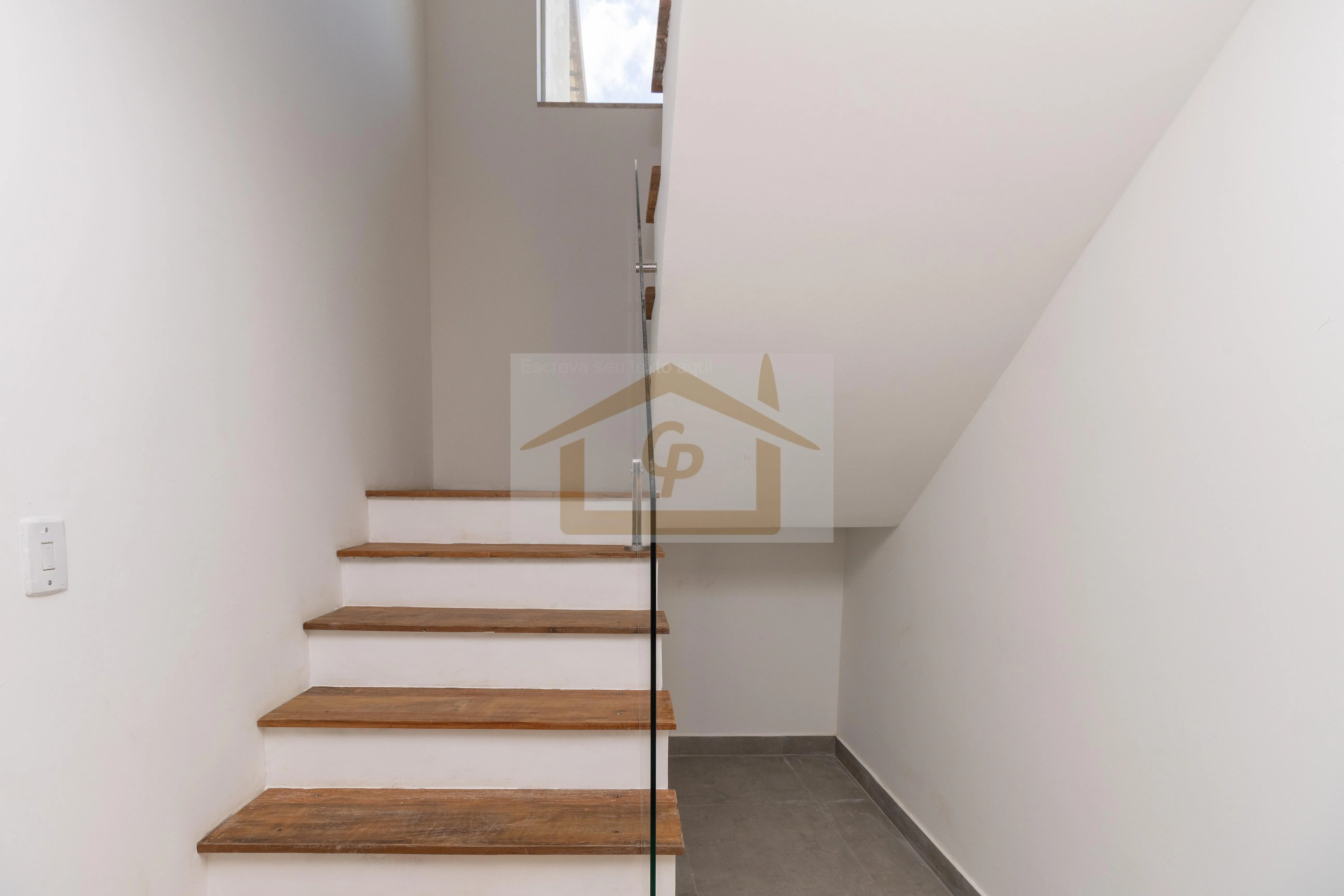 Imagem terreno 1000 metros, Casa com 2 suítes no andar térreo + um suíte no superior *varanda