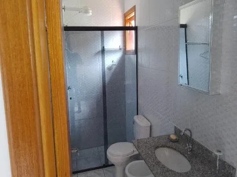 Imagem VENDA DE CASA NO COPACO, EM ARUJÁ/SP, 147m² com 3 suítes, quintal amplo, churrasqueira, sala de estar e jantar e garagem coberta. CONSULTE-NOS.