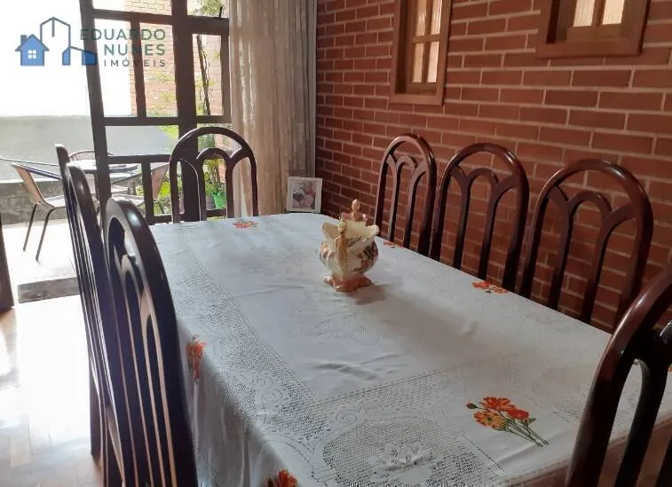 Imagem CASA COM 04 QUARTOS, 03 VAGAS, RUA PLANA NA SERRA