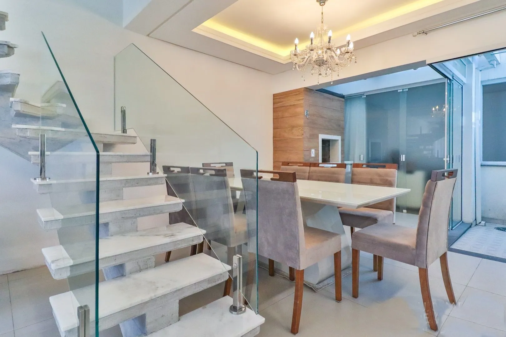 Imagem CASA TRIPLEX COM 4 SUITES E 2 VAGAS- SEMIMOBILIADA