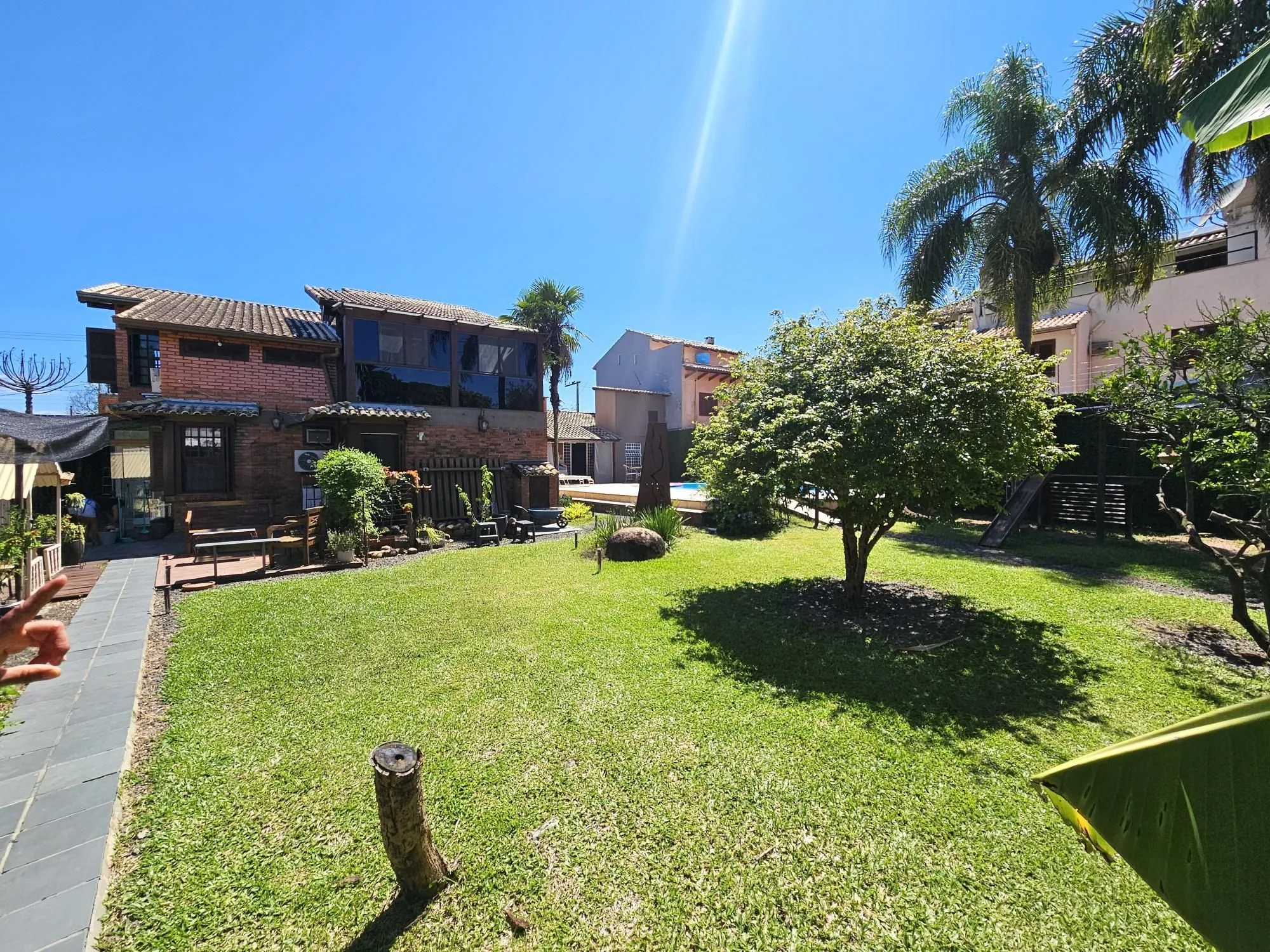 LINDA CASA NO BAIRRO GUARUJÁ - TERRENO COM 22 METROS DE FRENTE