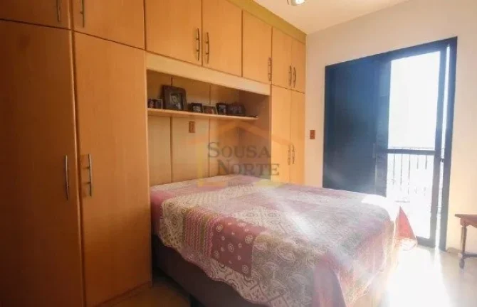 Imagem Apartamento amplo, com 3 dormitórios, sendo 1 suíte, 2 banheiros. Conta com varanda, box, armário...