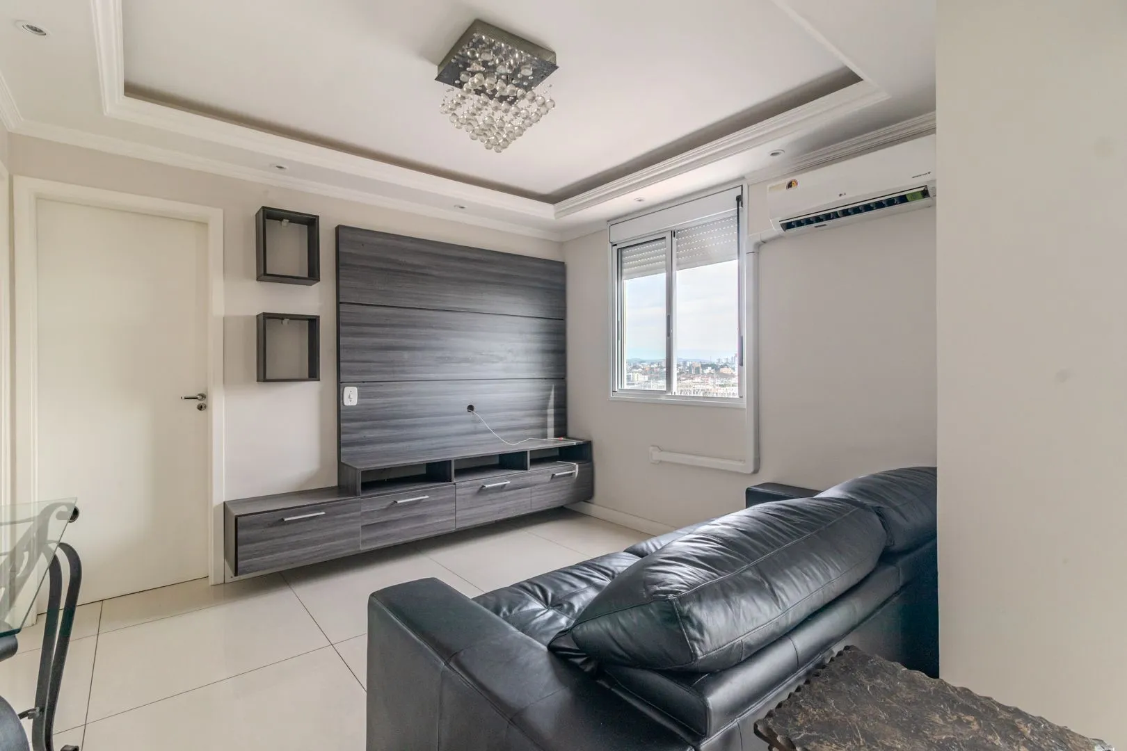 Imagem MÁFFER IMÓVEIS ALUGA LINDO APARTAMENTO 2 DORMITÓRIOS MOBILIADO COM GARAGEM NA AV. ASSIS BRASIL, PRÓXIMO AO SHOPPING LINDÓIA