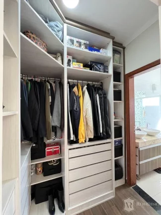 Imagem Oportunidade - Casa Sobrado em condomínio, com 03 dormitórios e piscina.
