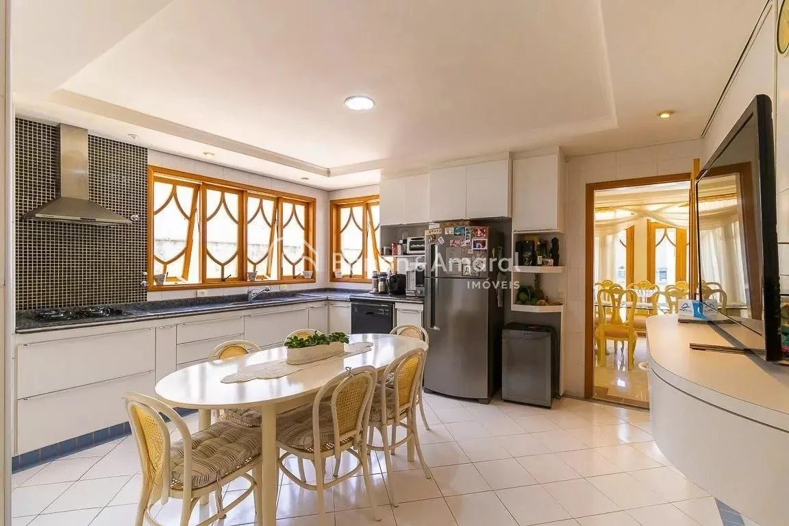 Imagem Casa em condomínio com 690m² e 5 quartos