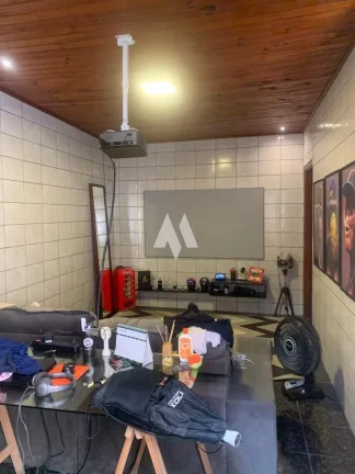 Imagem Casa Sobreposta Alta com Edícula em Santos,145m², 3 Vagas de Garagem e no bairro do Boqueirão